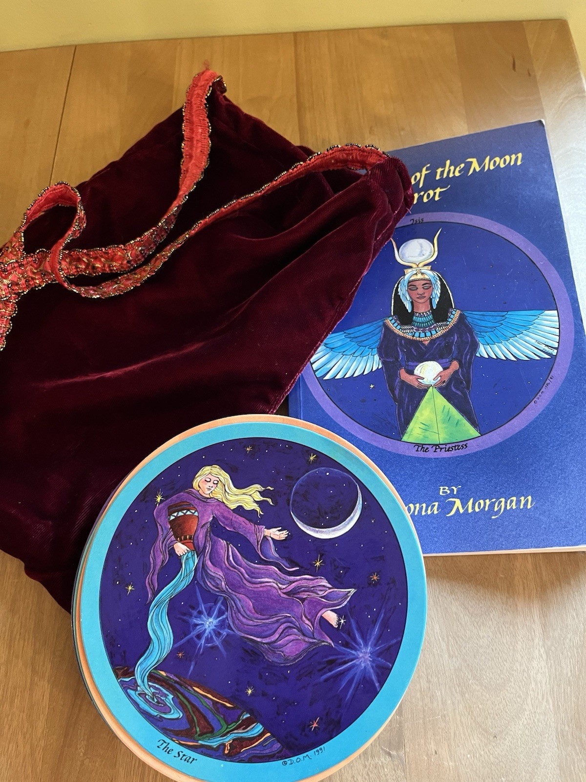 Daughters of the Moon Tarot Book & 75 Round Cards Ffiona Morgan With Bag