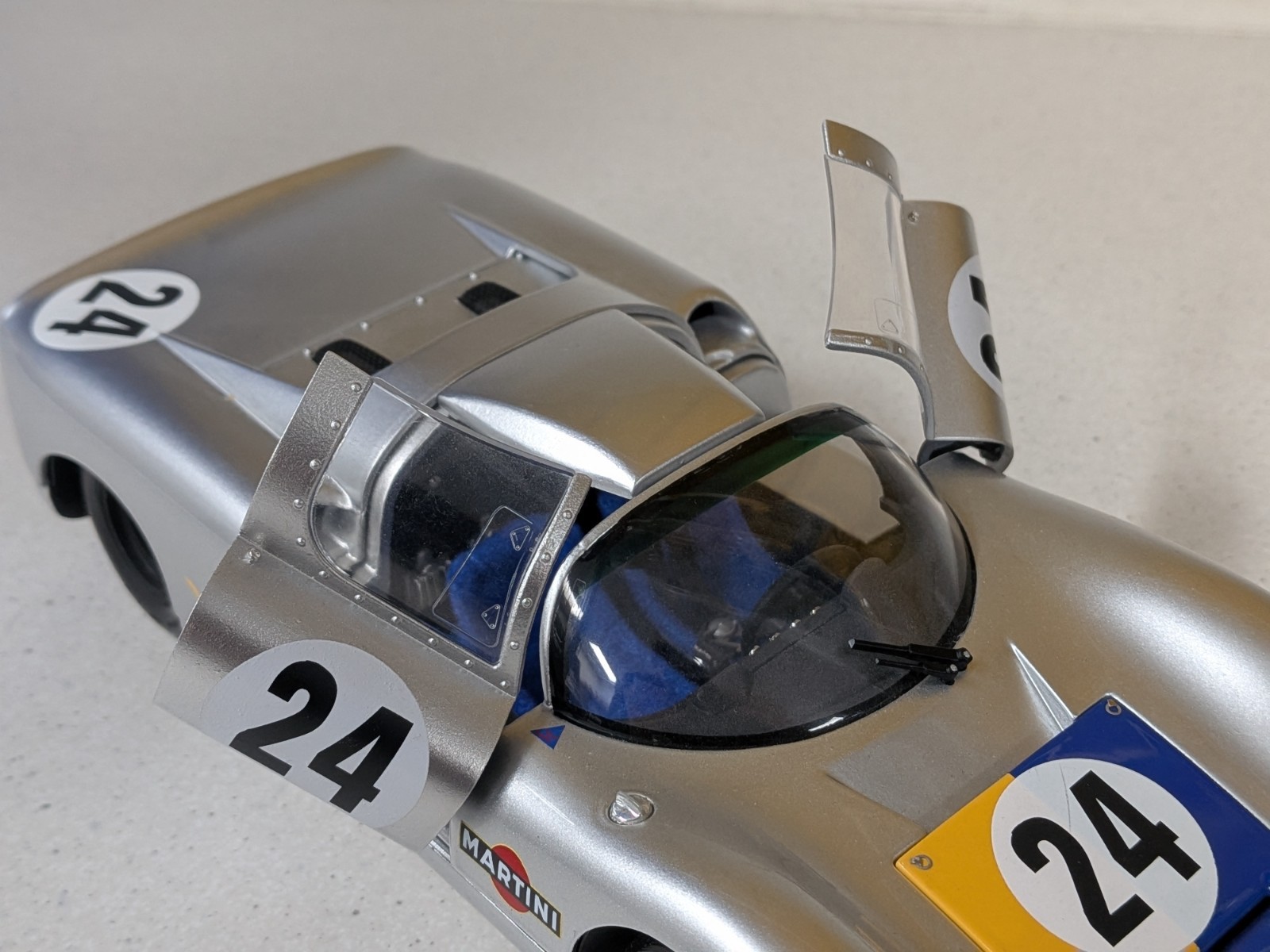 1968 Porsche 910 – 1000km Nurburgring #24 Martini – 1:18 Diecast Exoto Motorbox