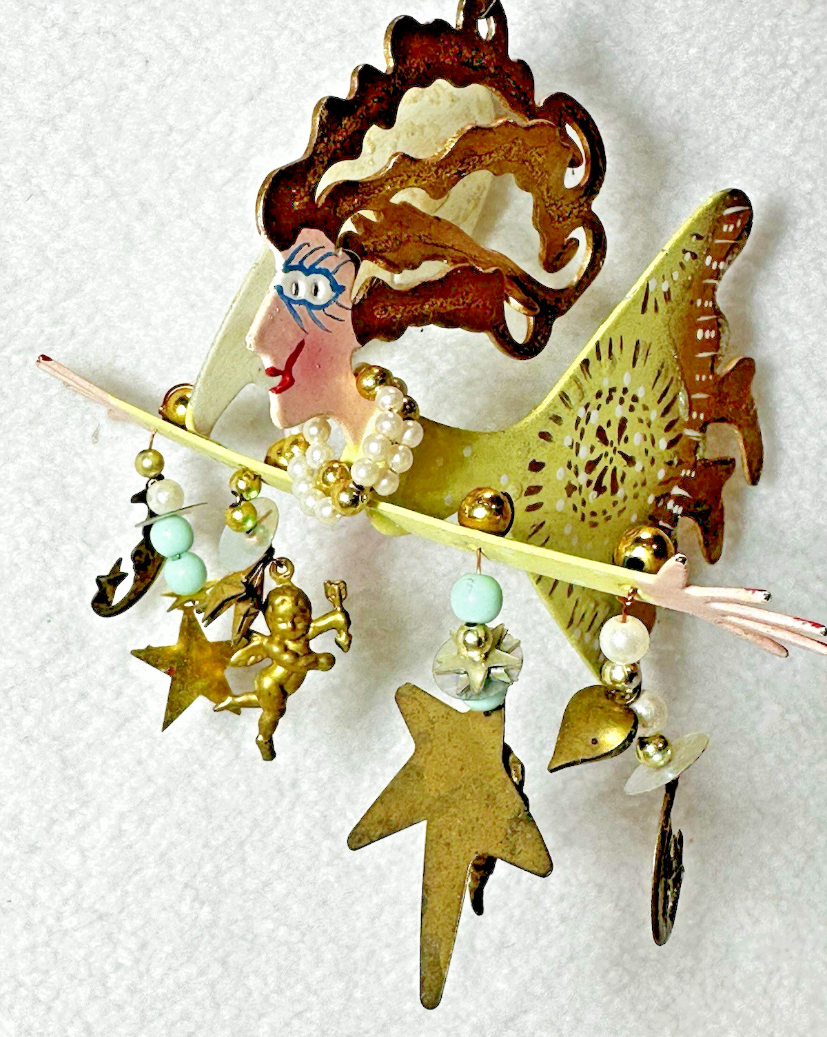 Metal ART ANGEL WITH PEARL NECKLACE and ARMS FULL OF CHARMS – Christmas Or ?