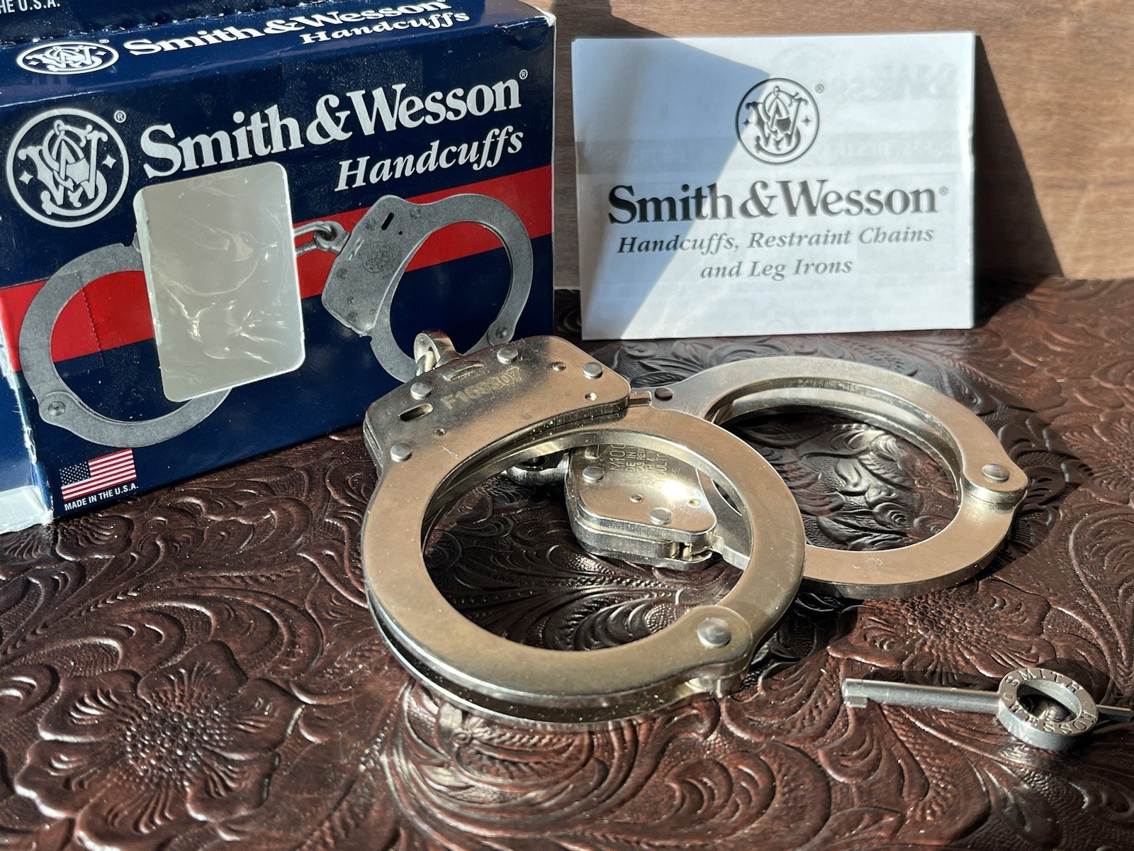 Smith & Wesson M100-1 Handcuffs Nickel Finish with Key & Original Box
