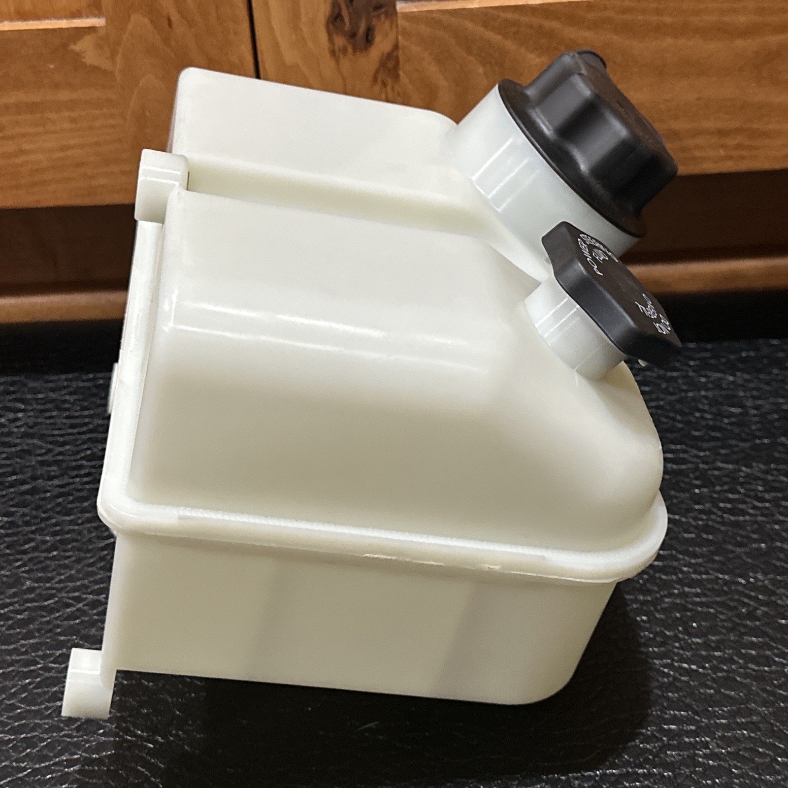 Heavy Duty Power Steering Reservoir for 2008-2014 Freightliner M2 106 M2 112