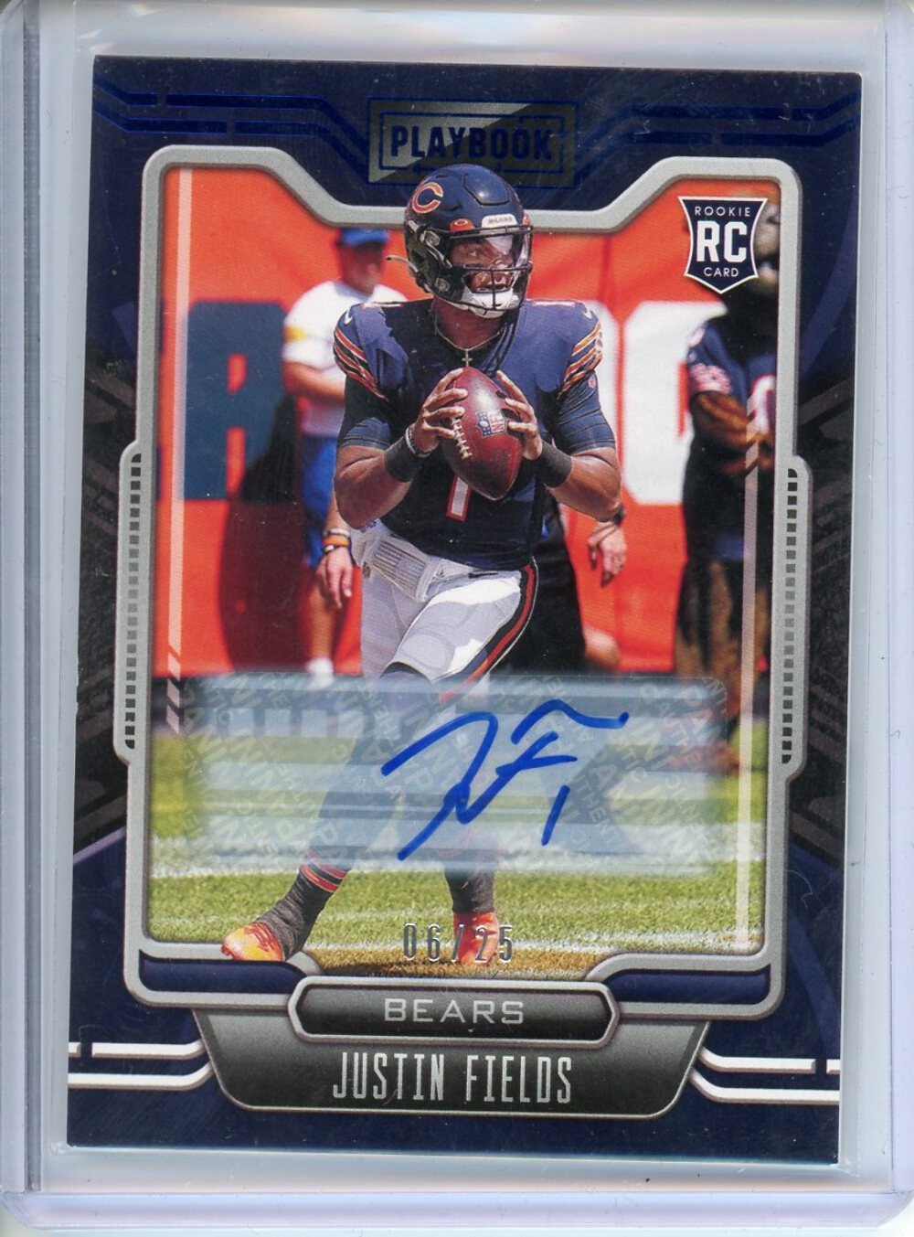 2021 Playbook Football Justin Fields Rookie Blue Auto /25 No. 108 Bears