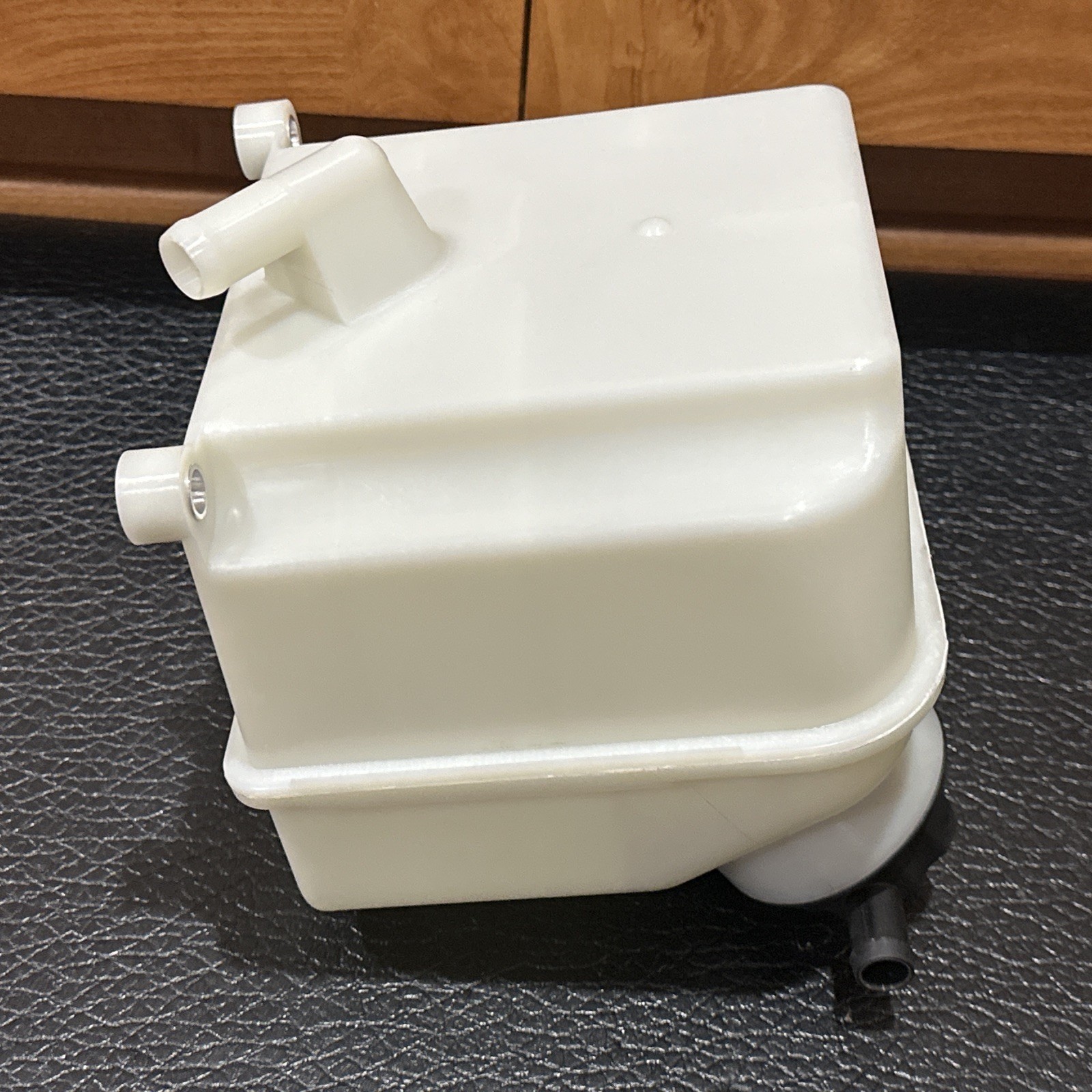 Heavy Duty Power Steering Reservoir for 2008-2014 Freightliner M2 106 M2 112