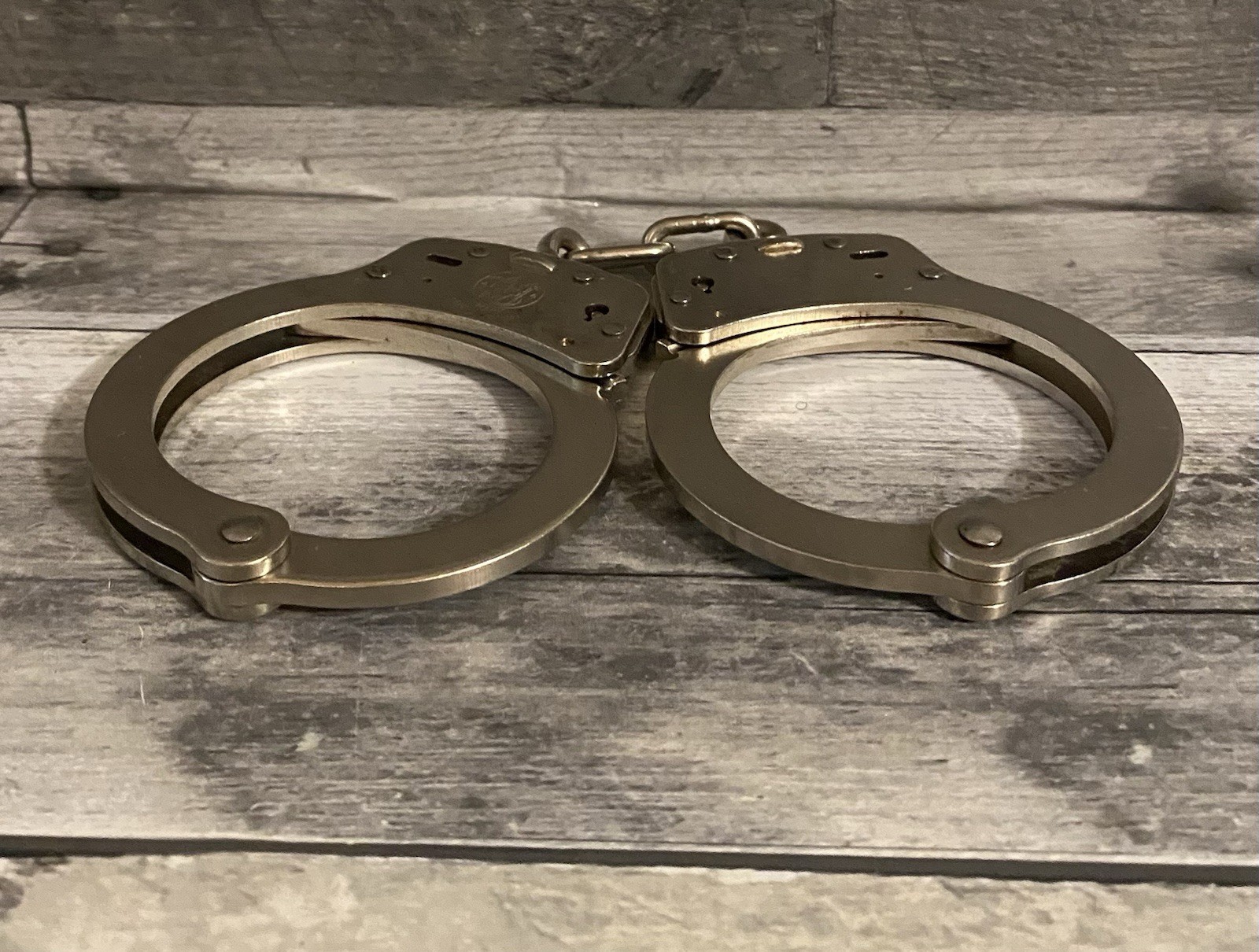 Vintage SMITH & WESSON USA M100-1 Handcuffs Nickel Finish ~ Working ~ NO KEY!