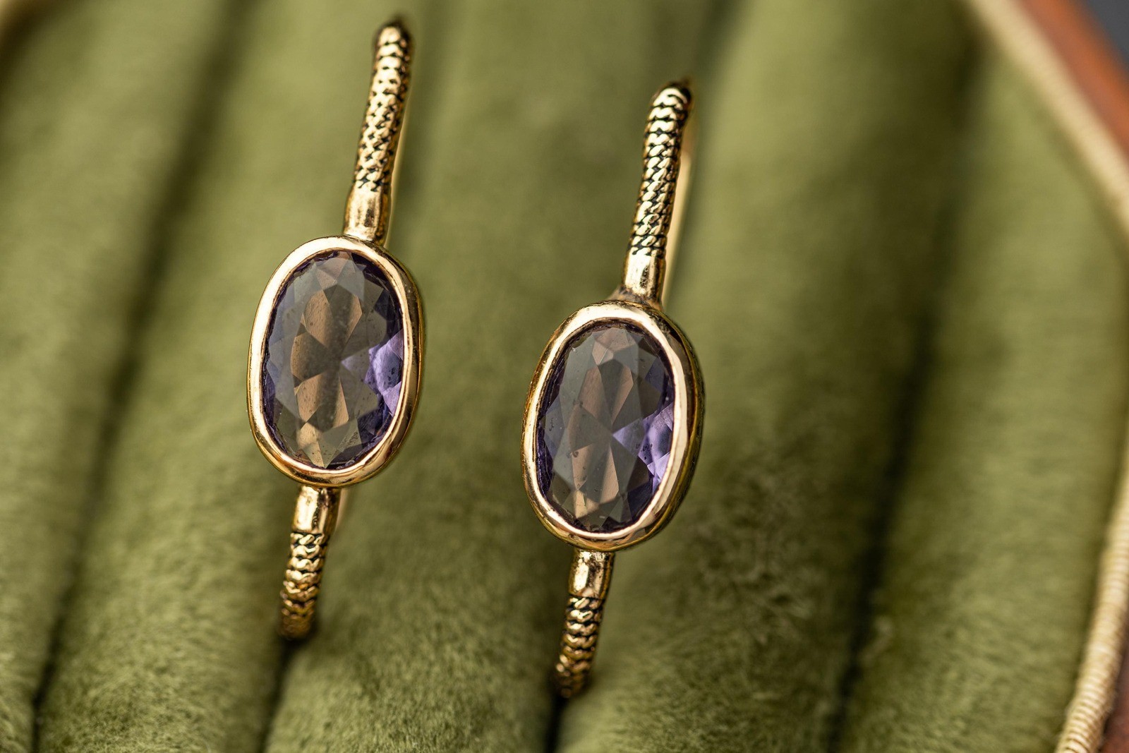 Vintage Estate Jewelmint Purple Glass Gold Tone Drop Earrings Designer Jewelry
