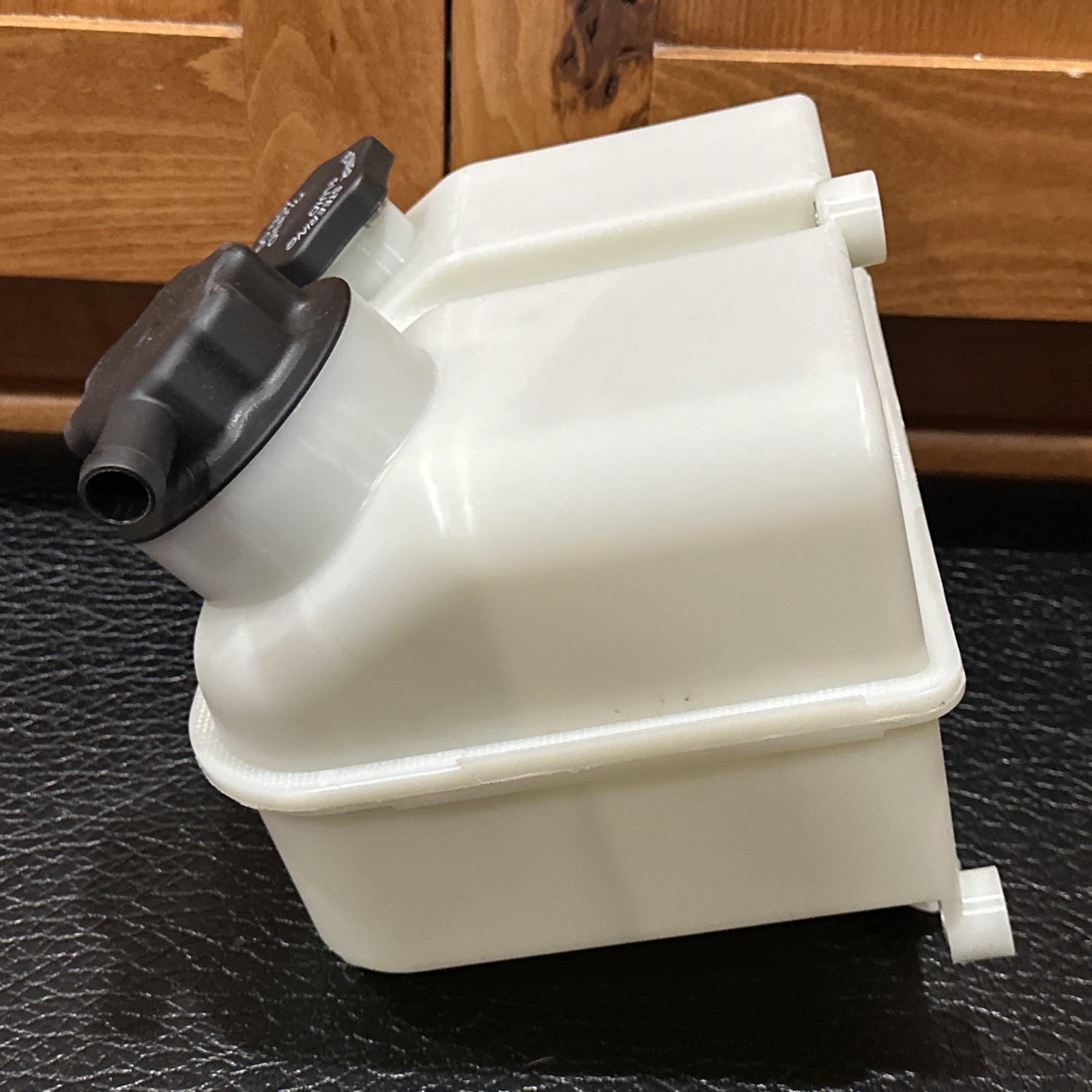 Heavy Duty Power Steering Reservoir for 2008-2014 Freightliner M2 106 M2 112