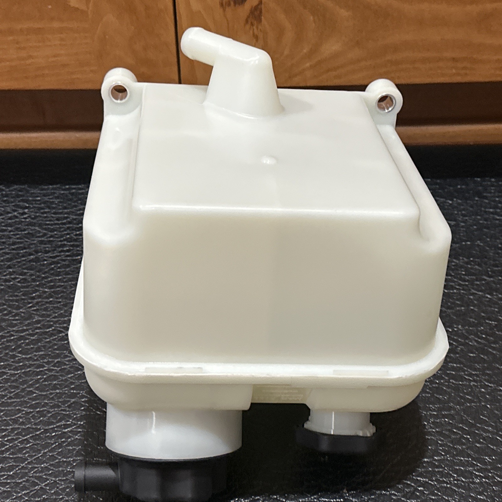 Heavy Duty Power Steering Reservoir for 2008-2014 Freightliner M2 106 M2 112