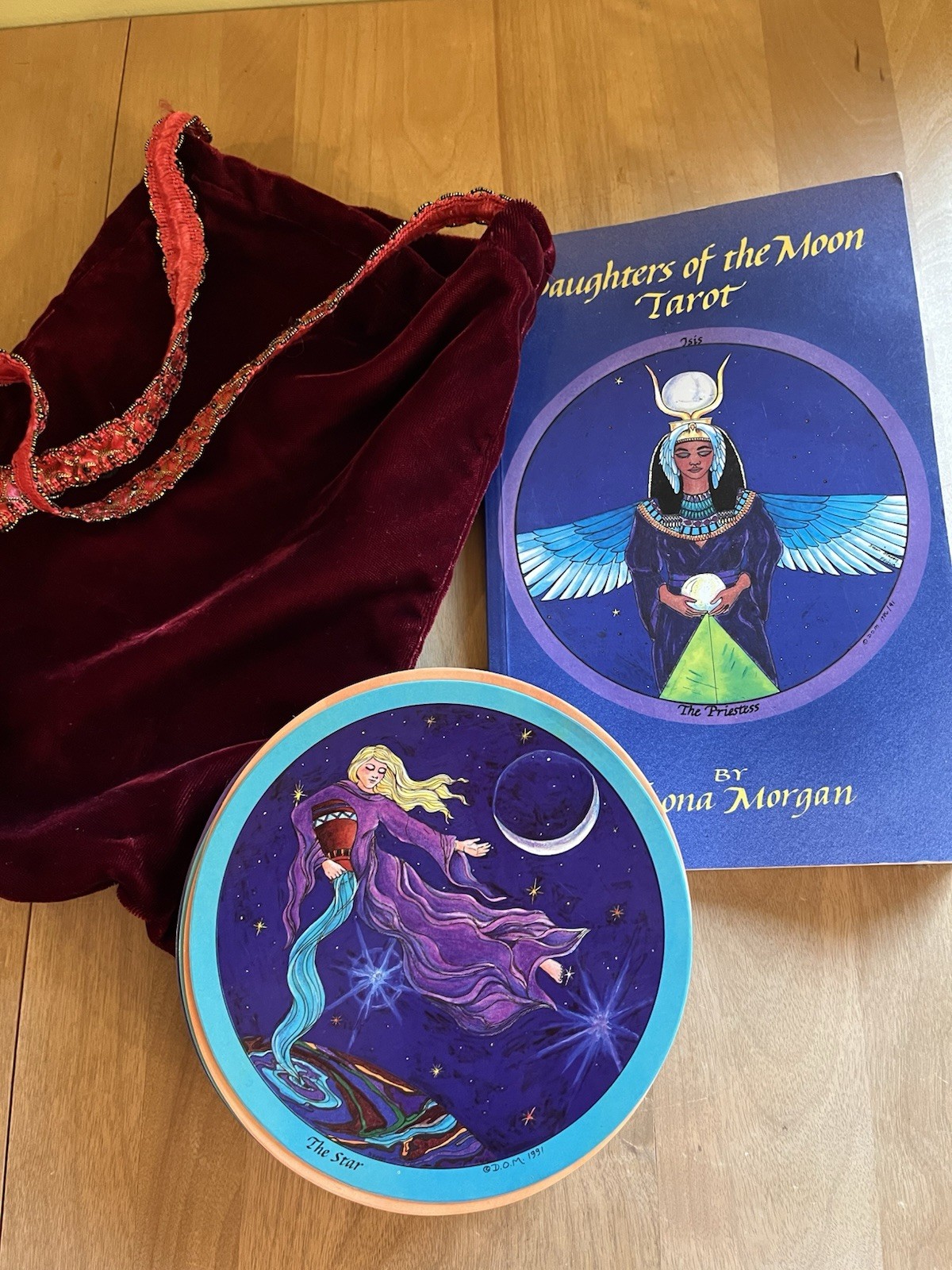 Daughters of the Moon Tarot Book & 75 Round Cards Ffiona Morgan With Bag