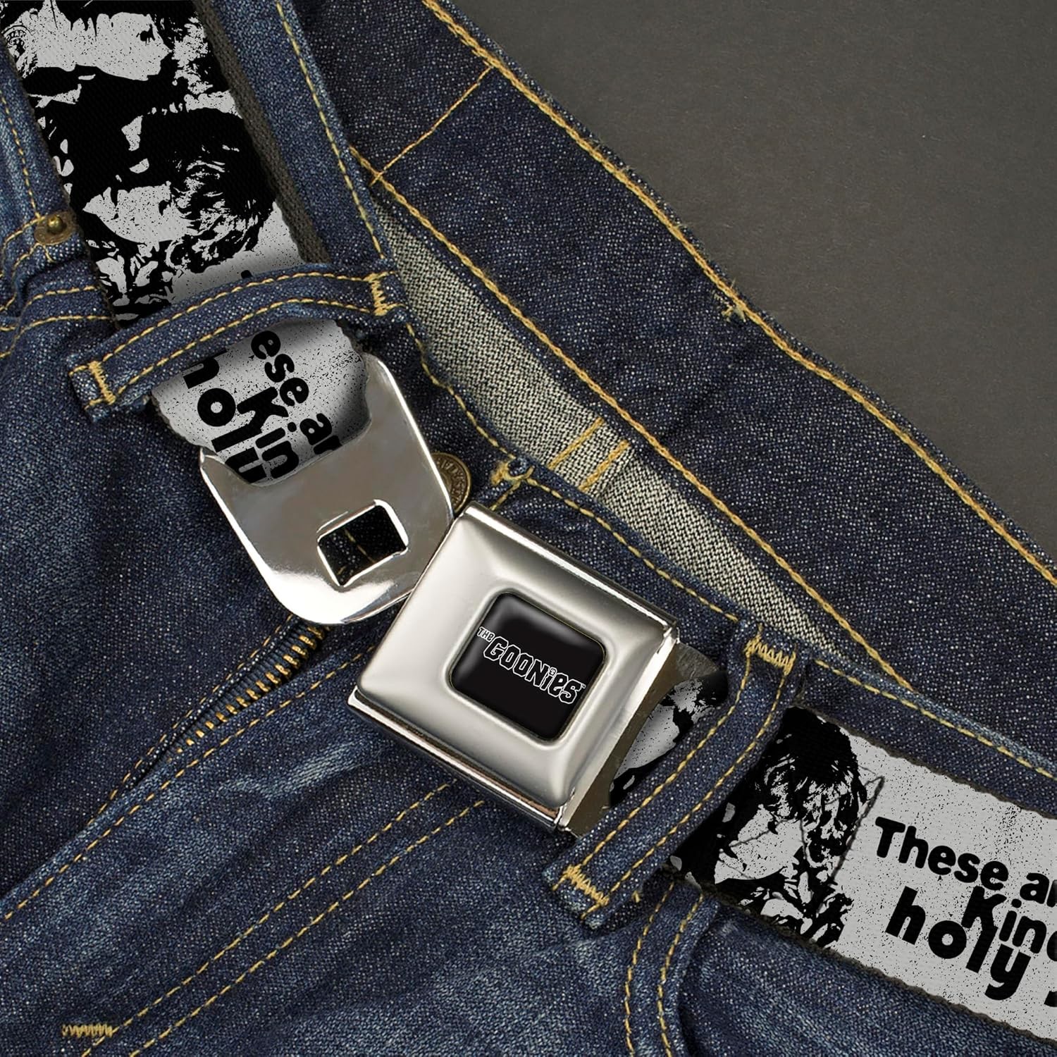 `The Goonies Title Logo Full Color Black/White – 1.0“ Seatbelt Bel… ACC NEW